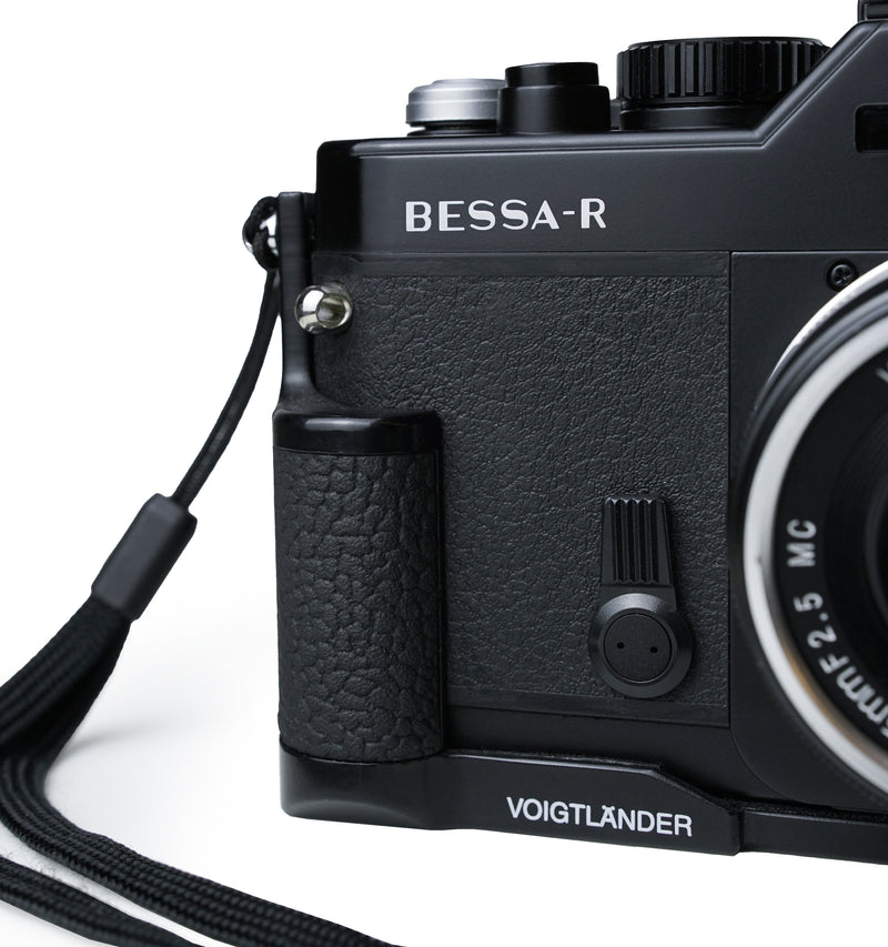 Voigtländer Bessa-R with Color-Skopar 35mm f/2.5 Lens, Grip, and Leather Case – A Rare Collector’s Set